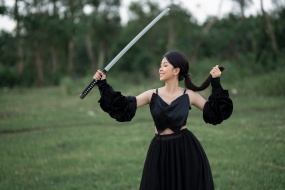 亚洲美女持刀写真图片